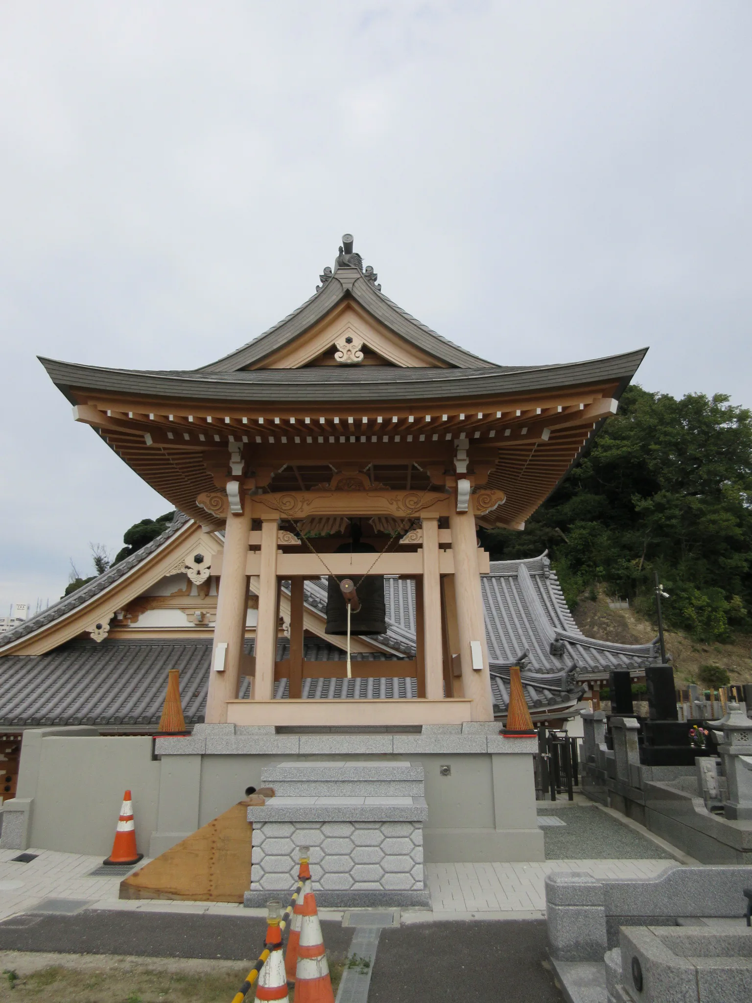 鐘楼堂の全景（昼）