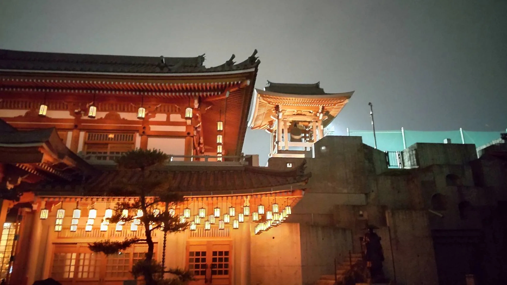 本堂と鐘楼堂を見上げる・夜